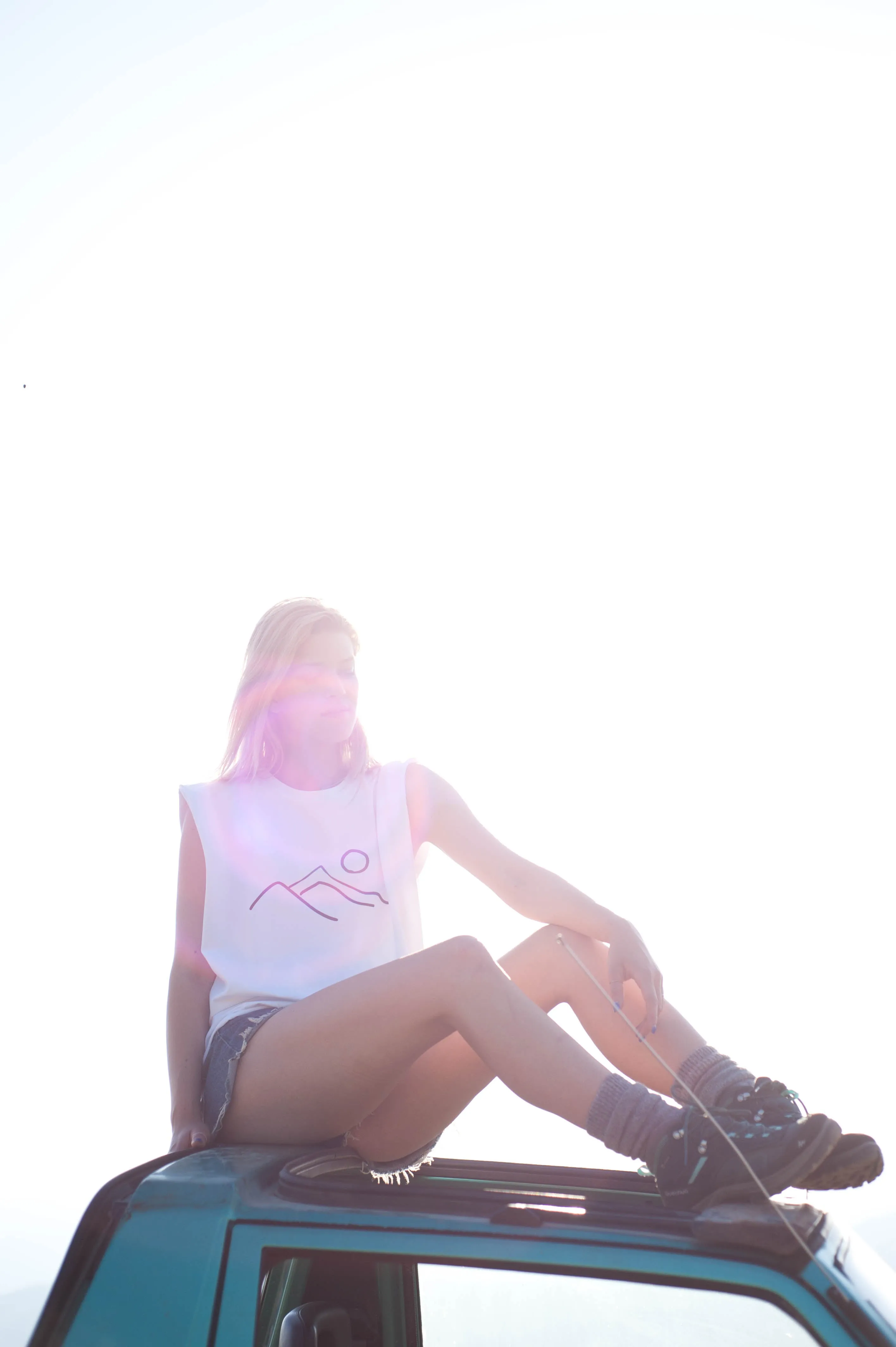 THE MOUNTAIN Sleeveless T-shirt