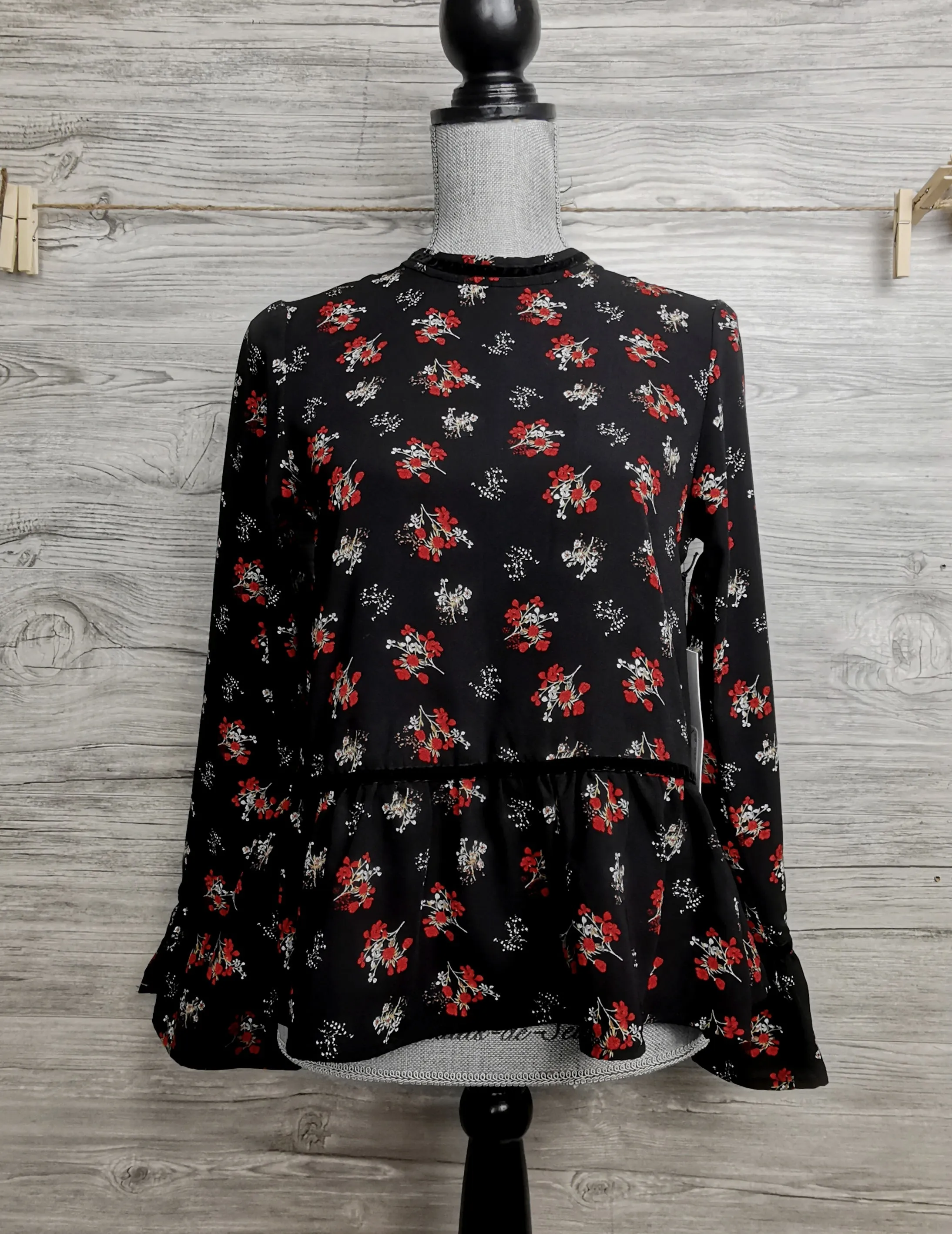 WOMENS SIZE XS / SMALL or TEEN GIRL - DEX, High Neck Ruffled Blouse, Red / White / Black Florals, Boho Style NWT B26
